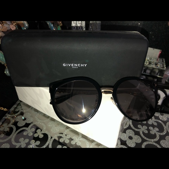 Authentic Givenchy sunglasses 😎 - Picture 8 of 10